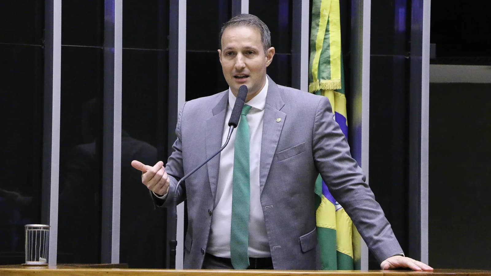 Deputado Guilherme Derrite discursa na tribuna da Câmara dos Deputados