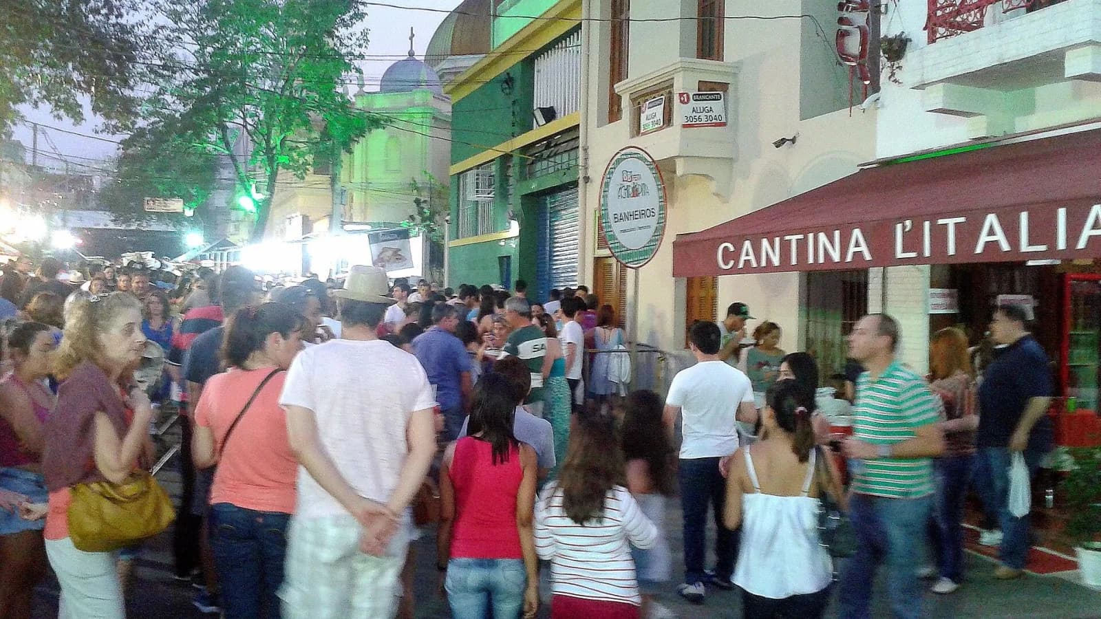 Multidão nas ruas do Bixiga durante a Festa de Nossa Senhora Achiropita, em frente à Cantina L'Italia (foto ilustrativa, arquivo)