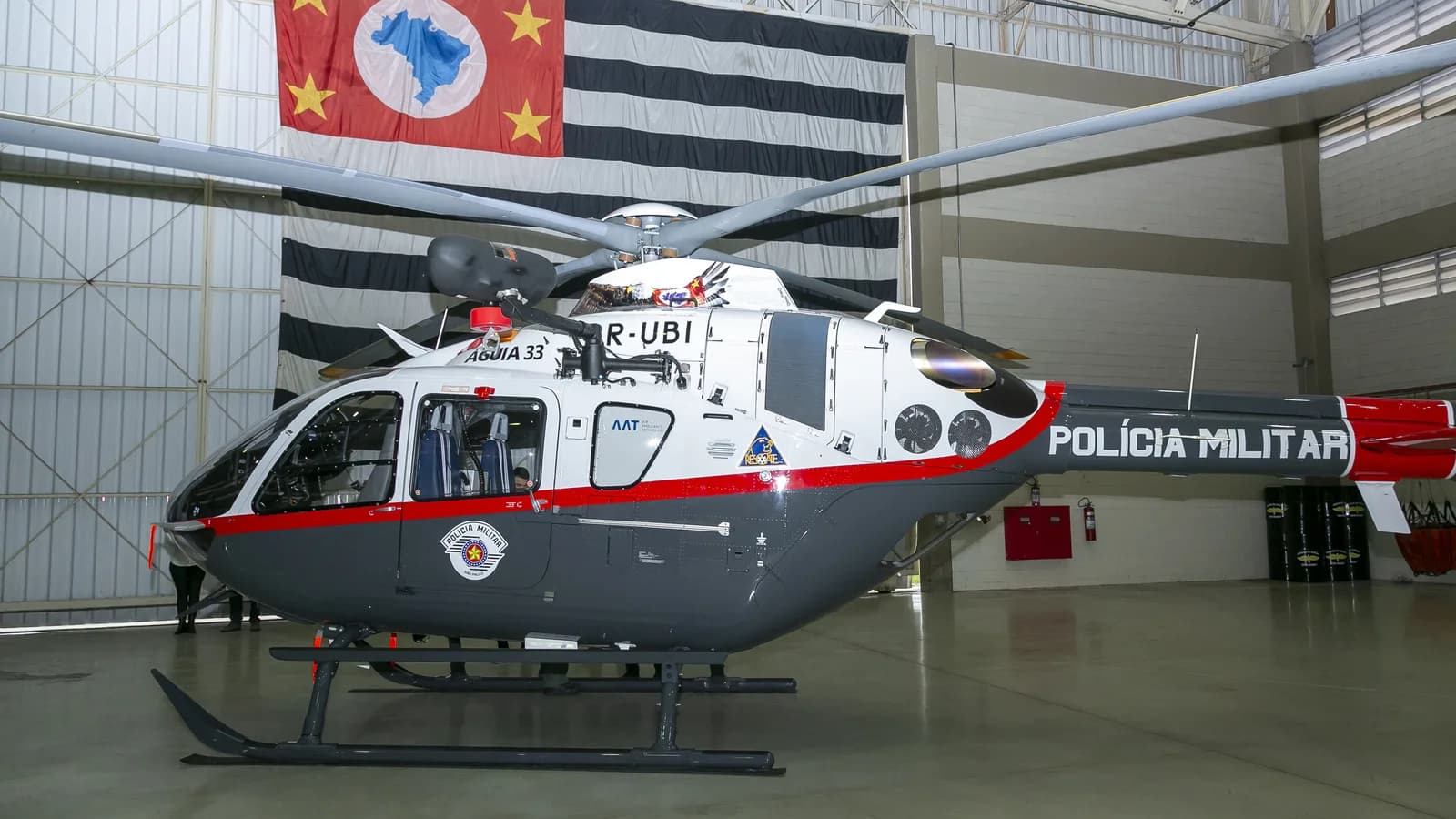 Helicóptero de resgate da Polícia Militar de São Paulo em hangar, foto de arquivo