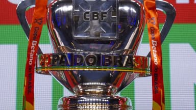 Troféu da Copa do Brasil em close, com faixas da patrocinadora e o brasão da CBF