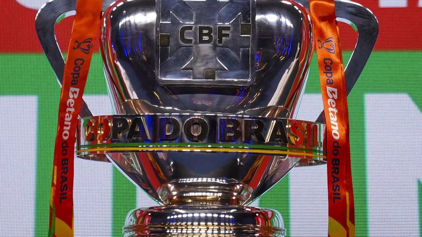 Troféu da Copa do Brasil em close, com faixas da patrocinadora e o brasão da CBF