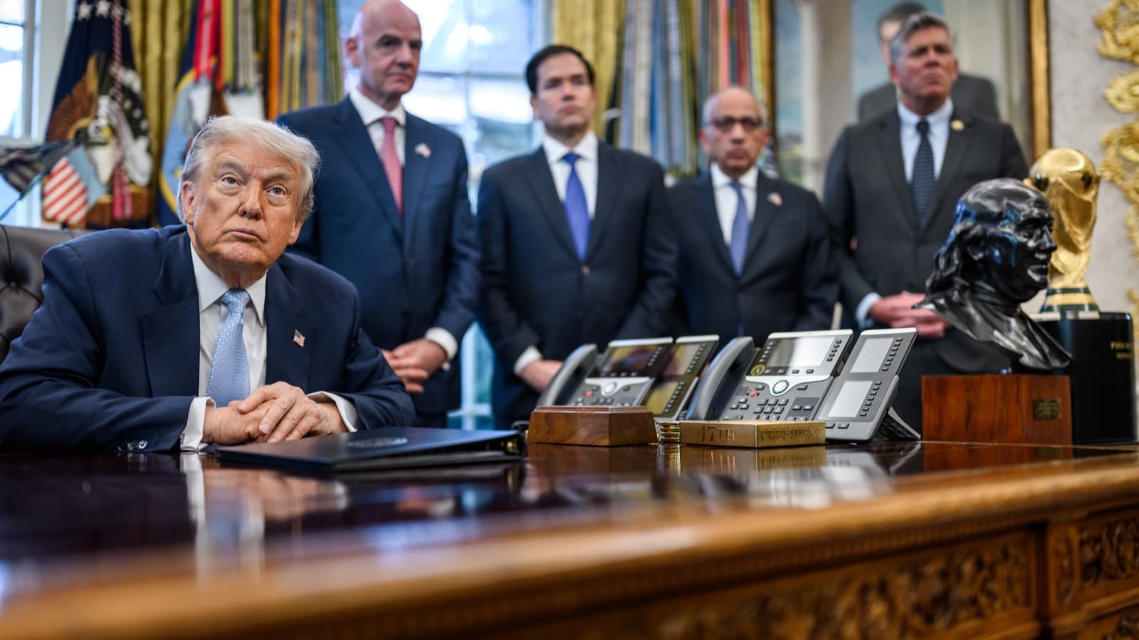Foto de arquivo do presidente dos Estados Unidos, Donald Trump, sentado à mesa no Salão Oval da Casa Branca