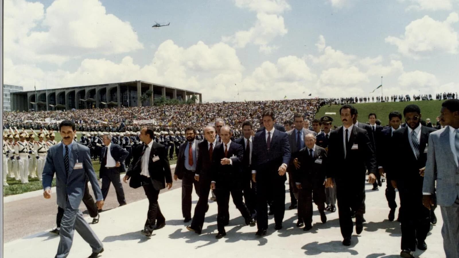 Fernando Collor de Mello caminha com comitiva durante a posse presidencial de 1990