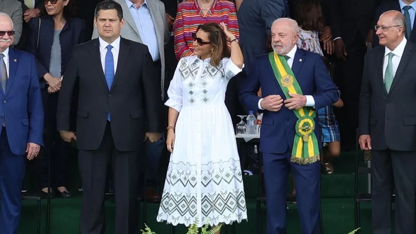 O presidente Lula, com a faixa presidencial, ao lado de Janja, do ministro Alckmin e do presidente do STF, Fachin, durante o desfile de 7 de Setembro em Brasília