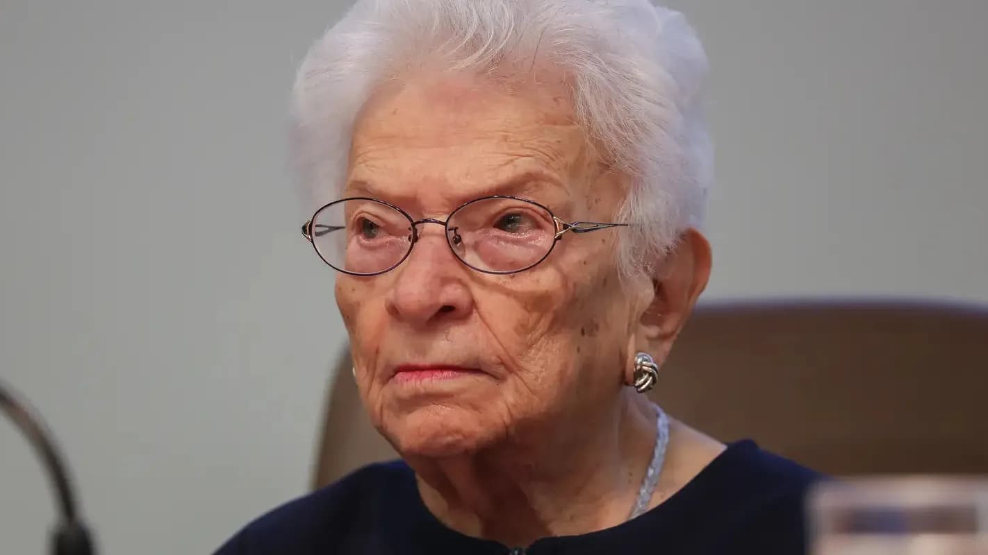Luiza Erundina, deputada estadual eleita aos 91 anos, em primeiro plano
