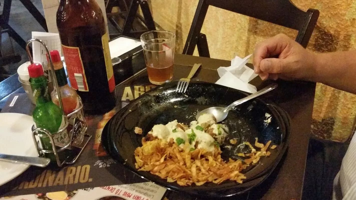 Mesa de boteco com cerveja e petiscos em Belo Horizonte