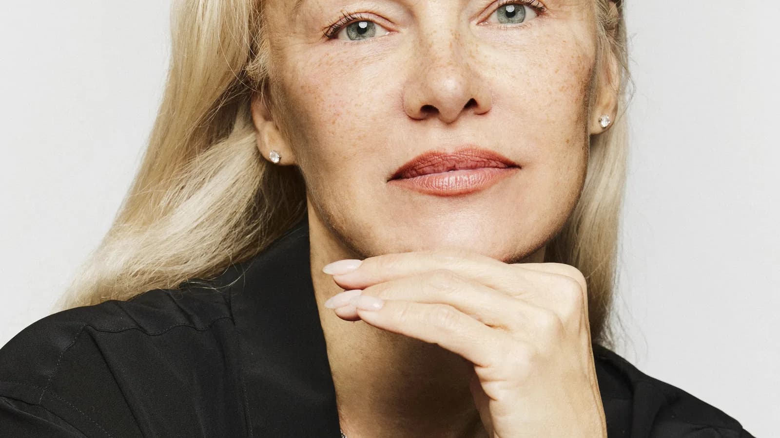 Retrato de Pamela Anderson, atriz do elenco do filme Rosebush Pruning