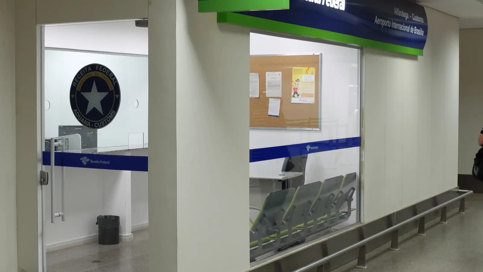 Balcão de atendimento da Receita Federal em aeroporto, com logotipo do órgão