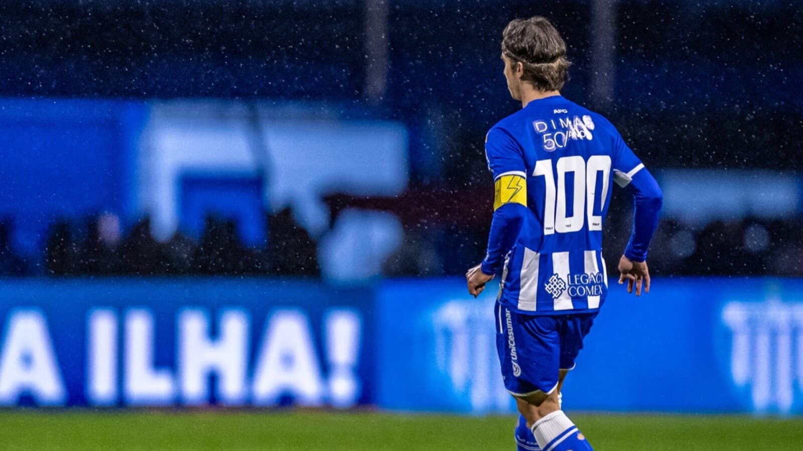 Jogador do Avaí, com a braçadeira de capitão, conduz a bola sob chuva na Ressacada durante jogo contra o CRB