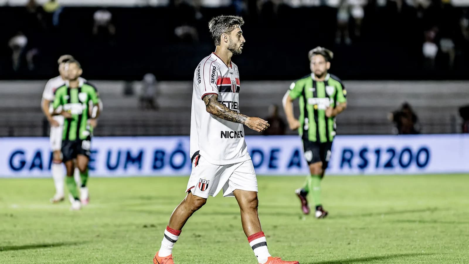 Jogadores do América-MG em campo durante partida da Série B