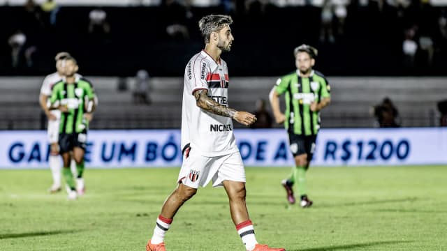 Jogadores do América-MG em campo durante partida da Série B