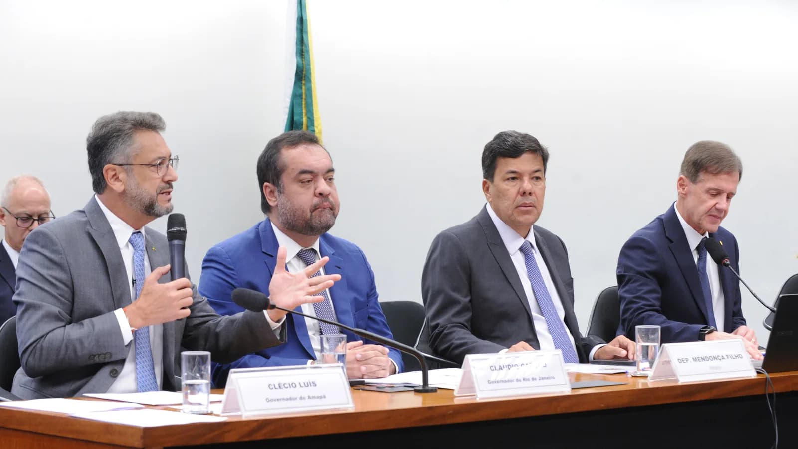 Governador do Amapá, Clécio Luís, fala ao microfone durante audiência pública na Câmara dos Deputados