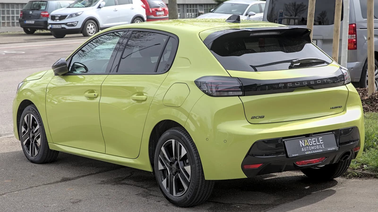 Peugeot 208 na cor verde-limão visto de trás, estacionado