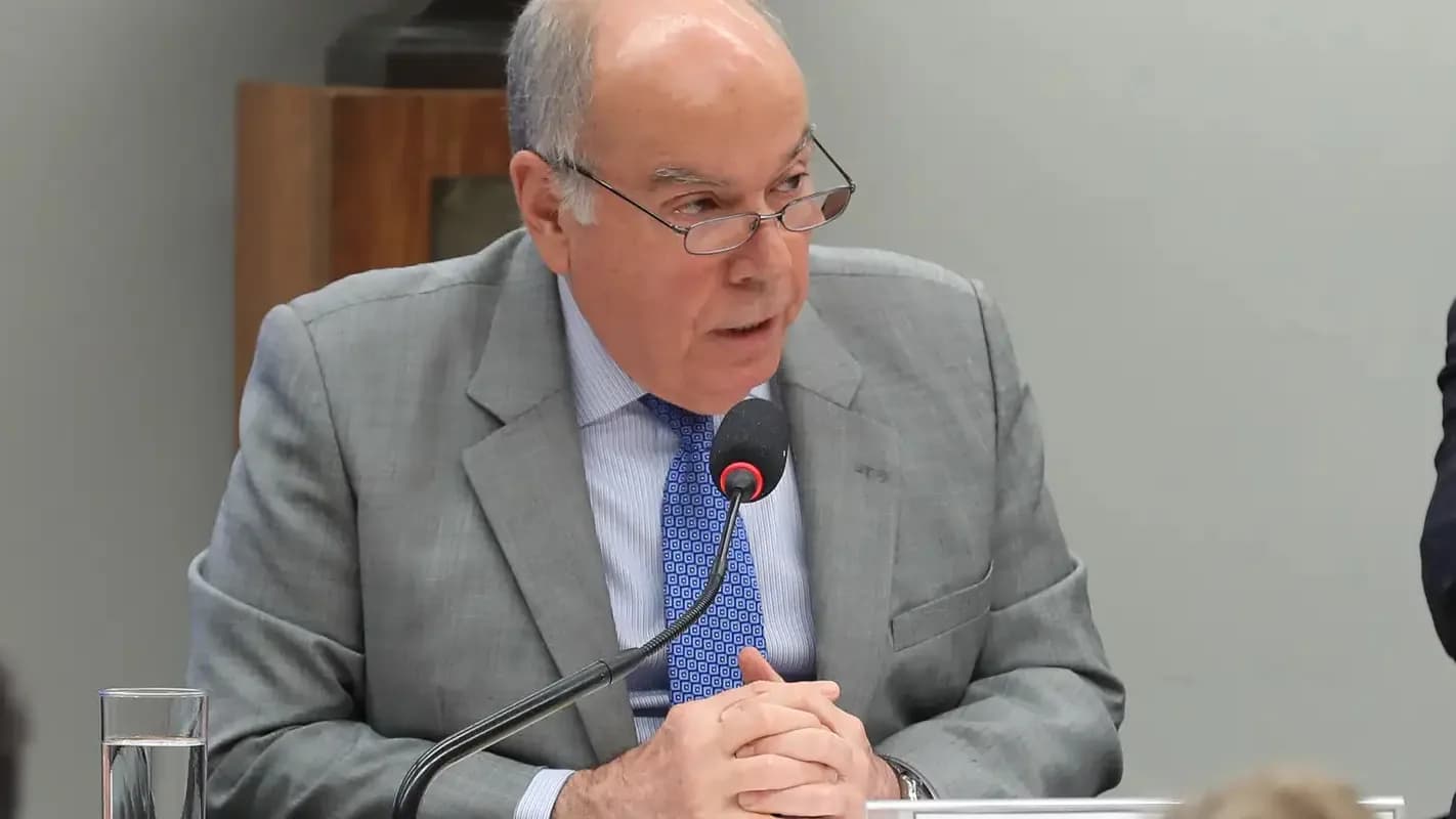 Mauro Vieira fala ao microfone em evento oficial