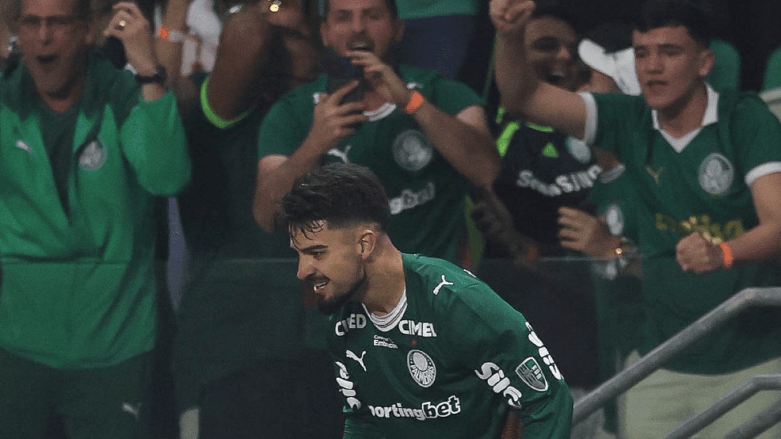 Flaco López comemora gol pelo Palmeiras contra o Cerro Porteño, com torcida ao fundo