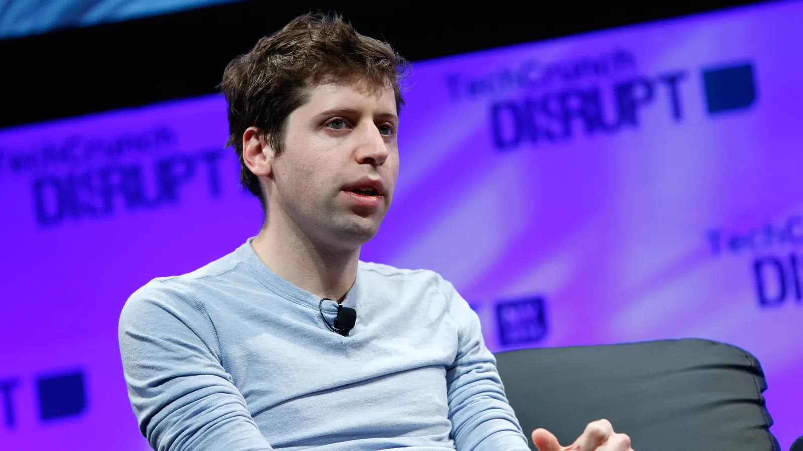 Sam Altman, CEO da OpenAI, sentado durante entrevista em evento de tecnologia