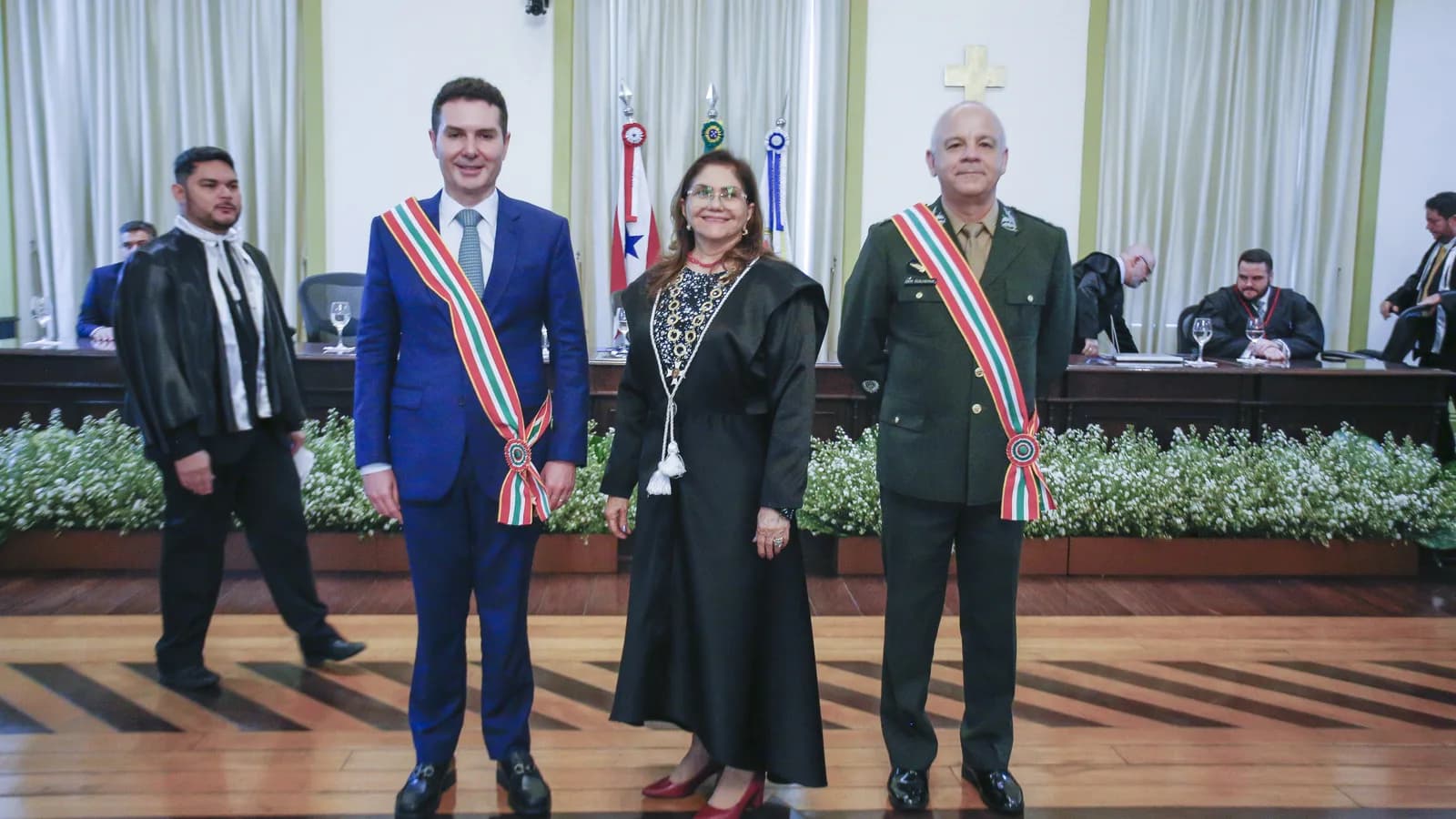 Governador do Pará Helder Barbalho recebe medalha em cerimônia oficial