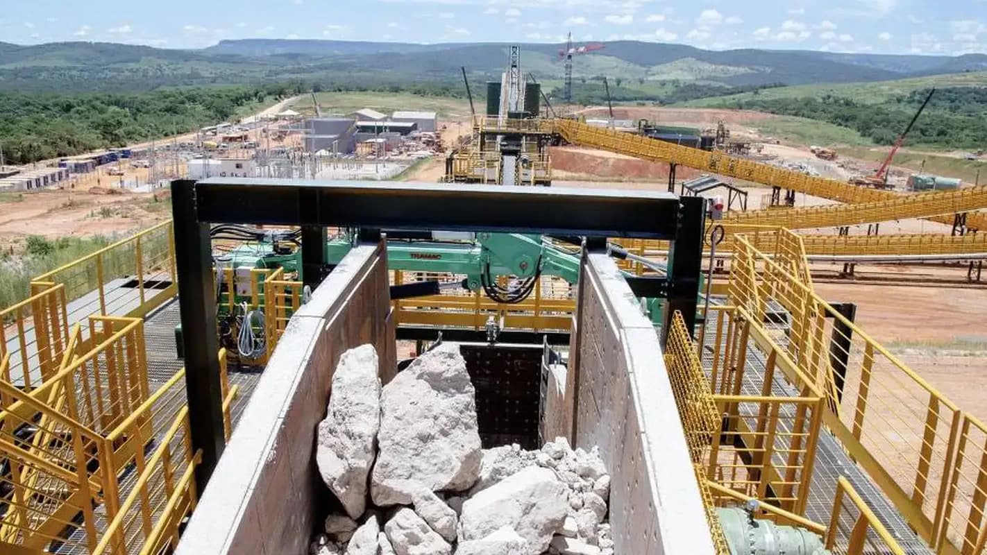 Planta de processamento mineral em Minas Gerais, com esteiras e blocos de minério (foto de arquivo ilustrativa)