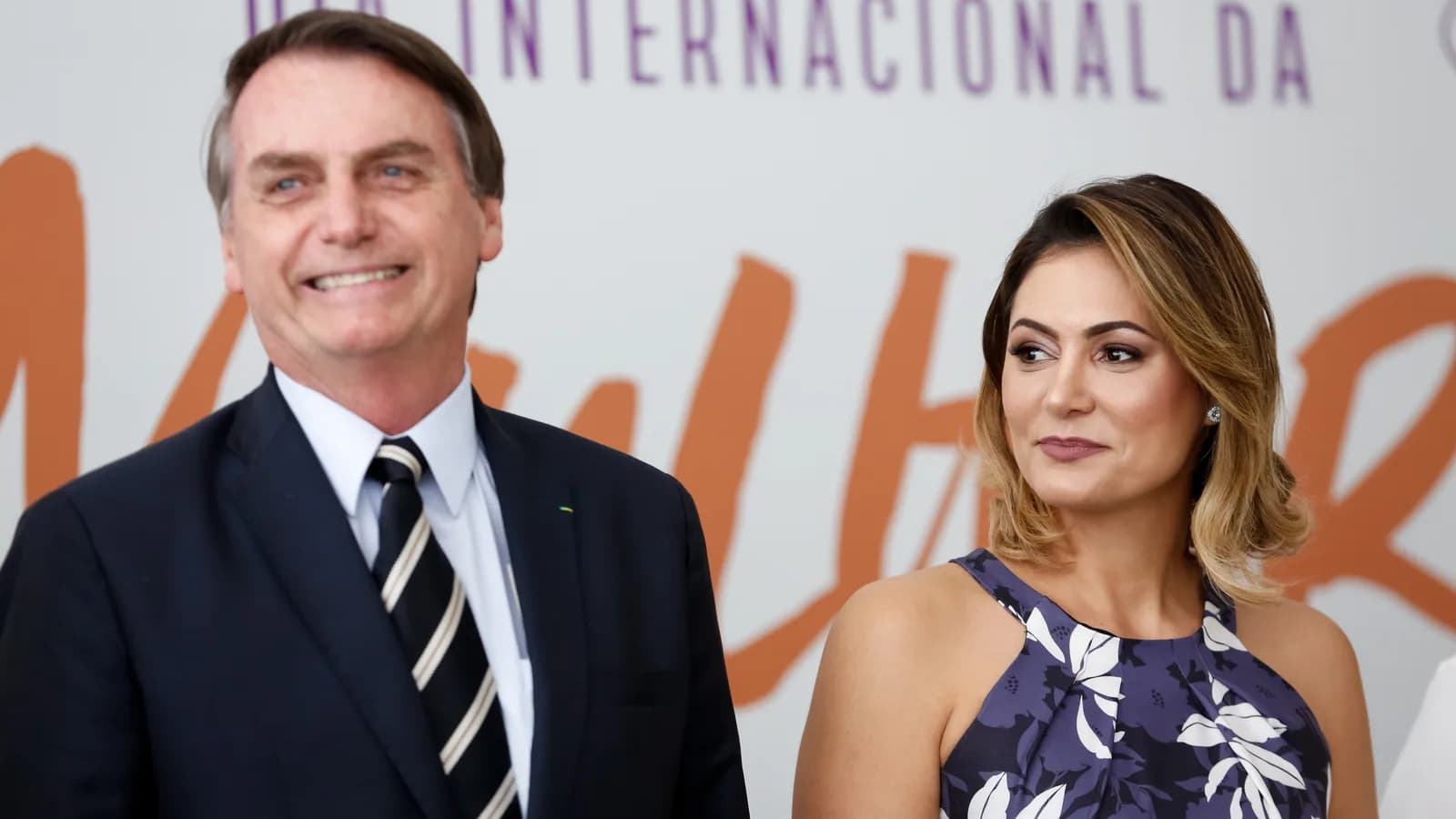 Michelle Bolsonaro ao lado de Jair Bolsonaro em evento oficial de arquivo
