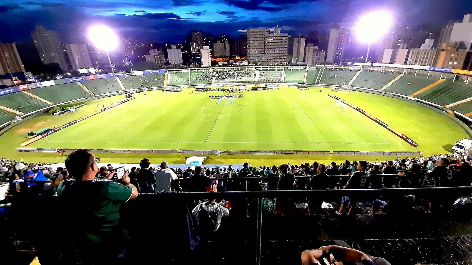 Torcida em estádio de futebol durante partida do Brasileirão
