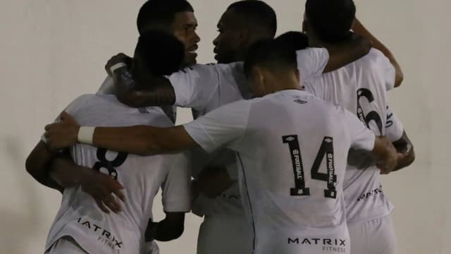 Jogadores do Santos comemoram gol em jogo do clube