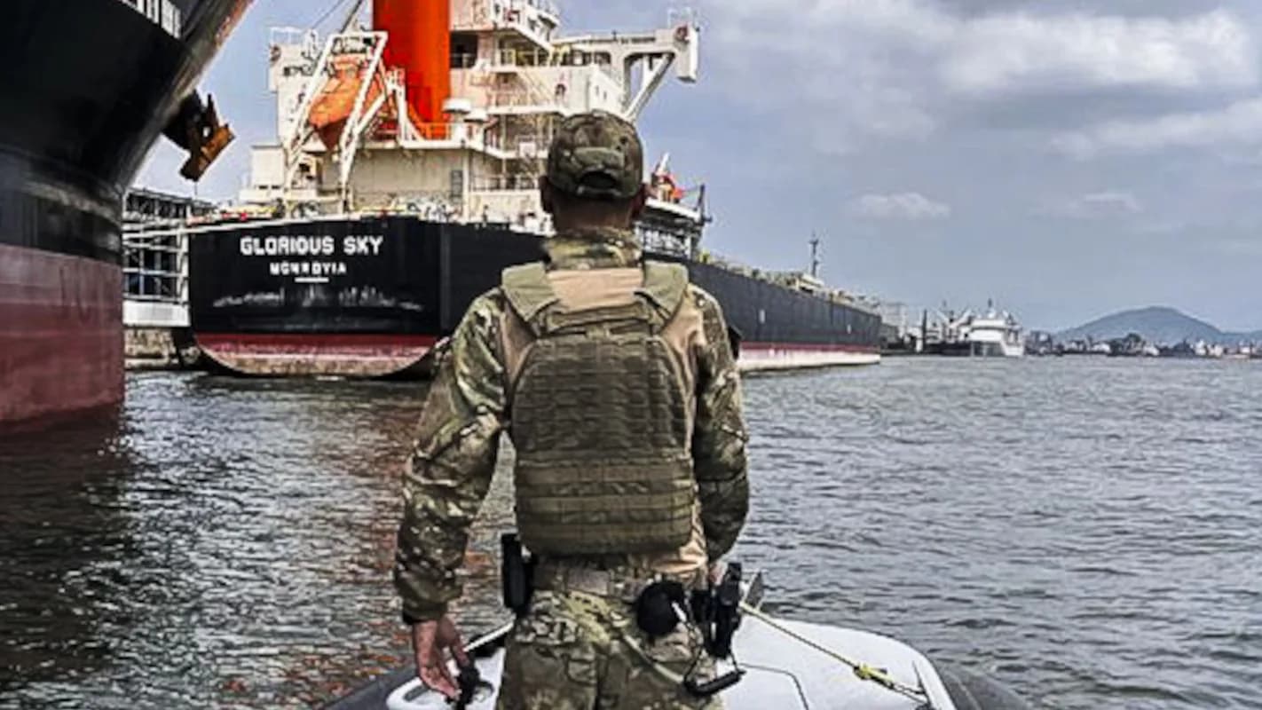 Agente de segurança observa navios cargueiros no Porto de Santos