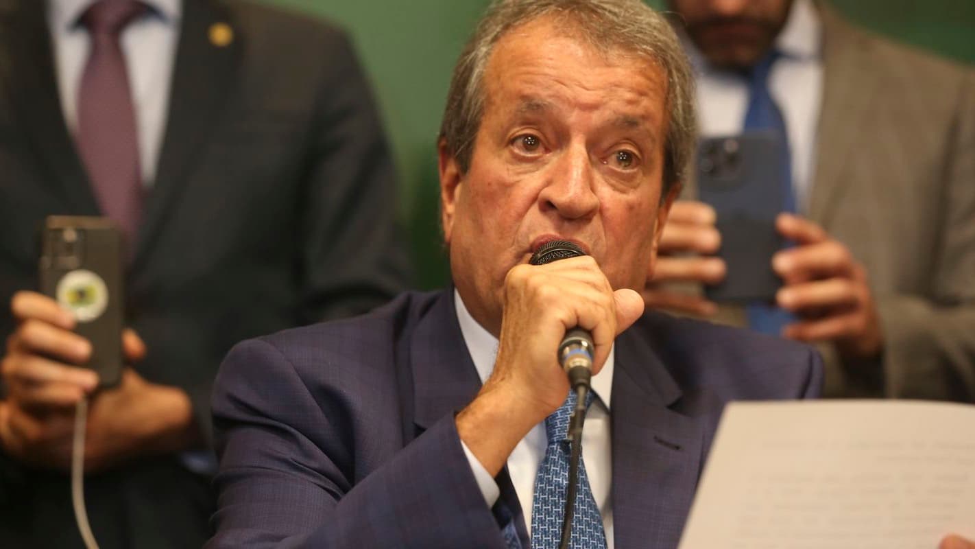 Valdemar Costa Neto, presidente nacional do PL, fala ao microfone durante coletiva de imprensa em Brasília