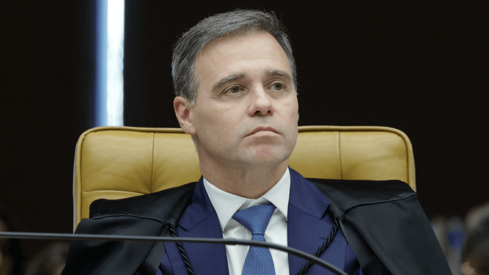 Ministro André Mendonça em sessão plenária do Supremo Tribunal Federal, usando toga