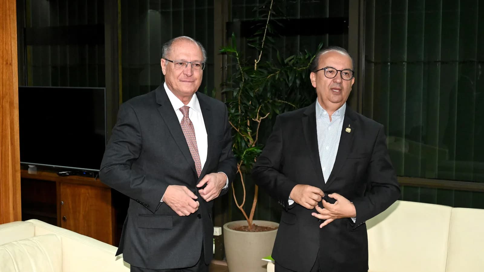 O governador de Santa Catarina, Jorginho Mello, ao lado do vice-presidente Geraldo Alckmin em reunião oficial