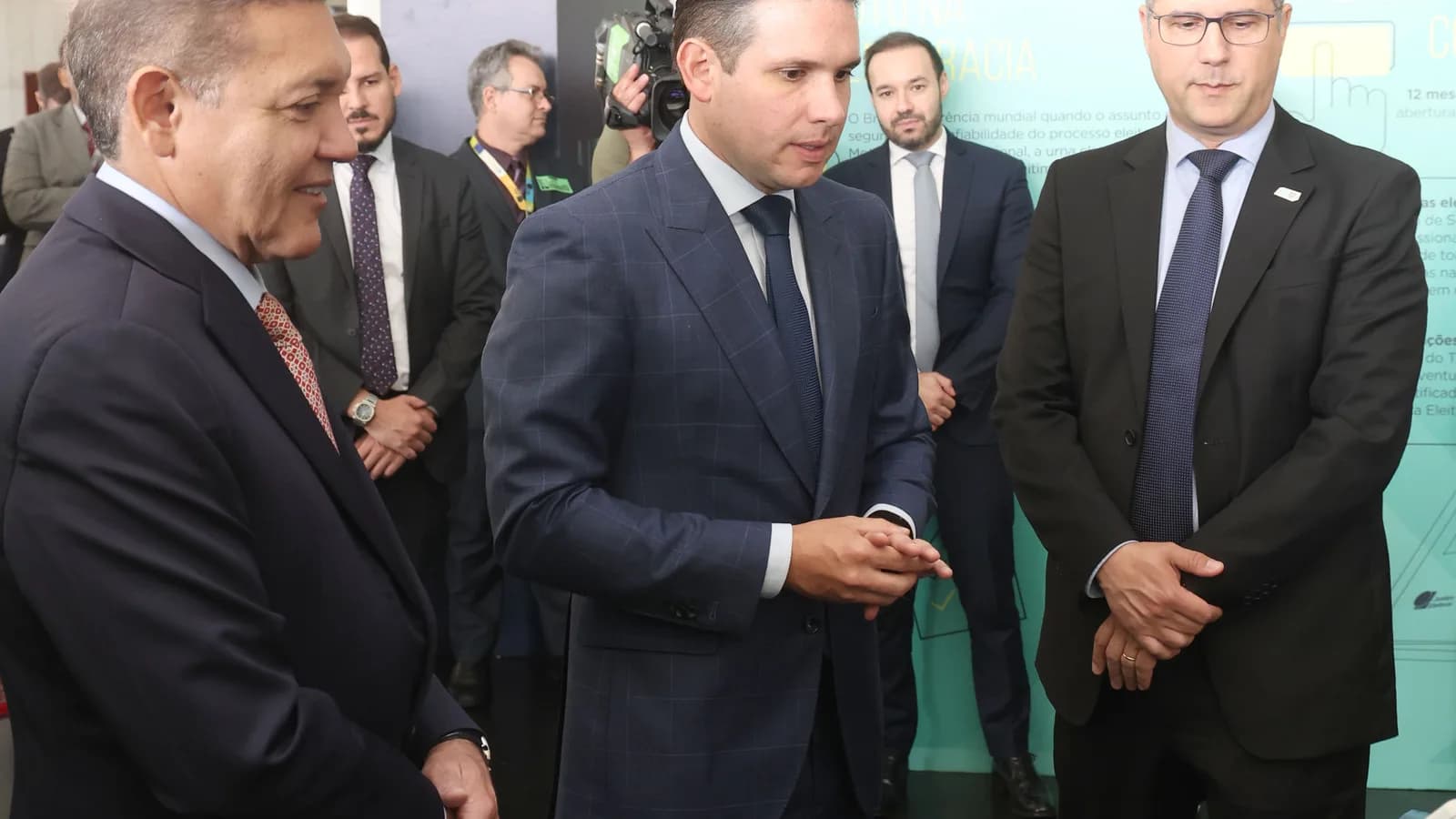 Autoridades observam painel sobre segurança do voto na exposição O Caminho do Voto, na Câmara dos Deputados