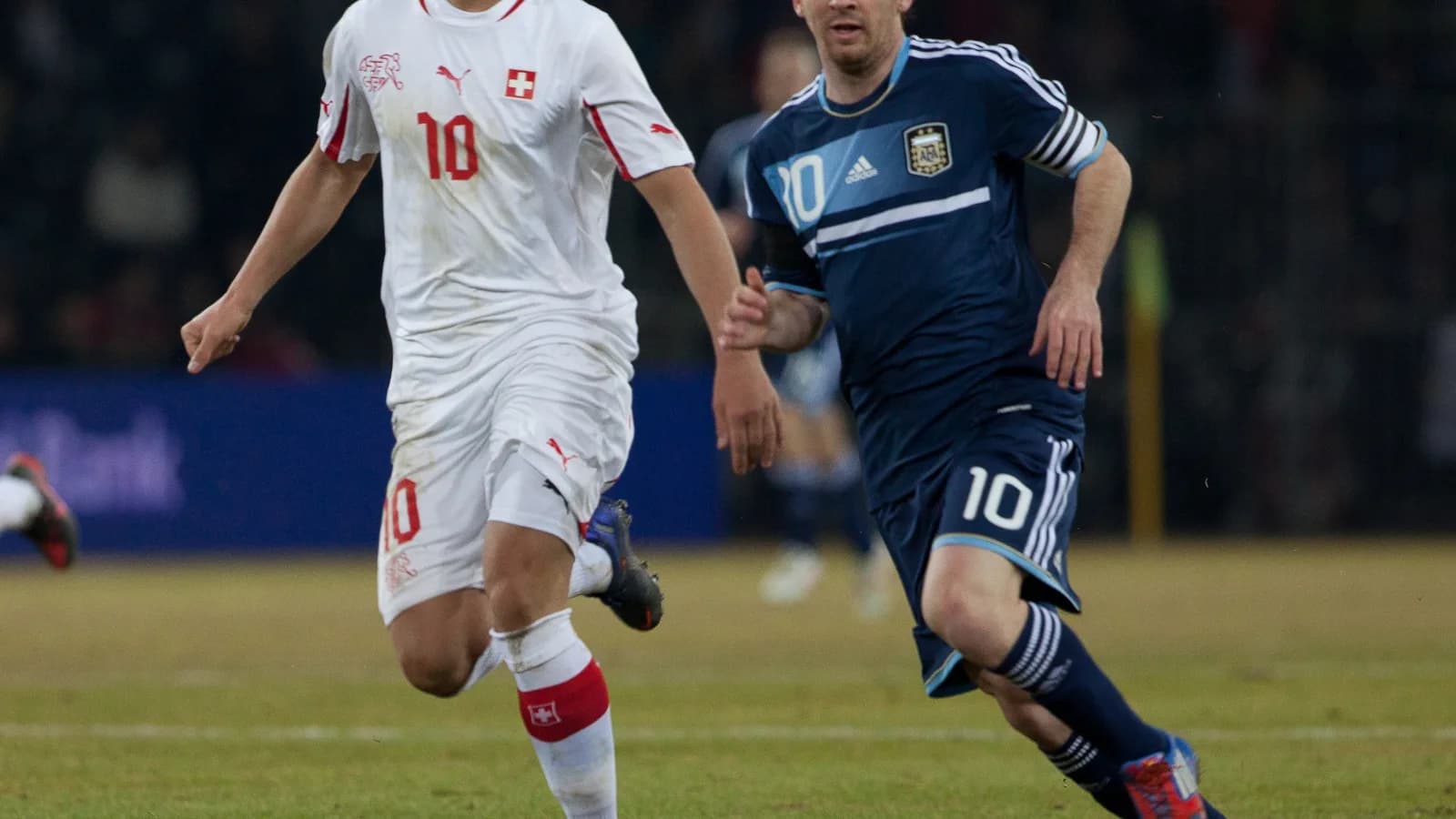 Lionel Messi com a camisa 10 da Argentina conduz a bola durante partida