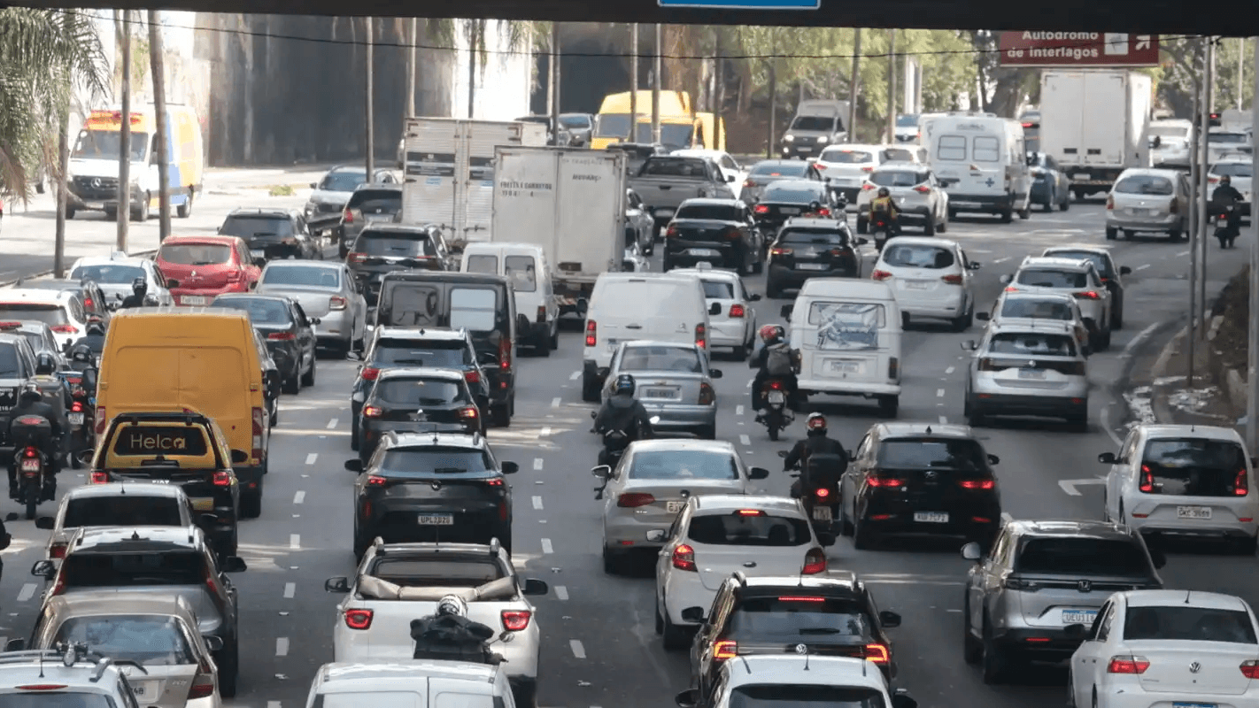 Trânsito intenso e congestionado em via de São Paulo durante a greve dos trens da CPTM