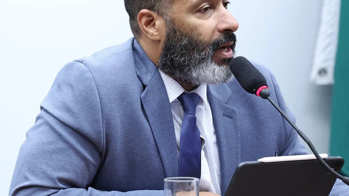 Homem fala ao microfone durante audiência pública na Câmara dos Deputados sobre o mercado de apostas online (foto de arquivo, contexto)