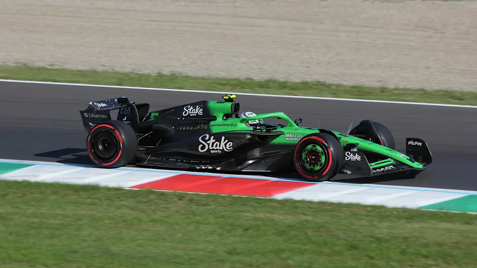 Carro de Gabriel Bortoleto em pista durante corrida de Fórmula 1