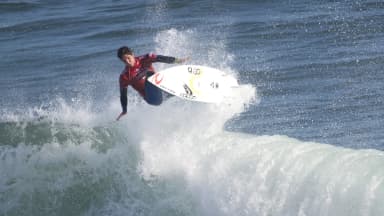 Gabriel Medina surfa onda durante competição da WSL