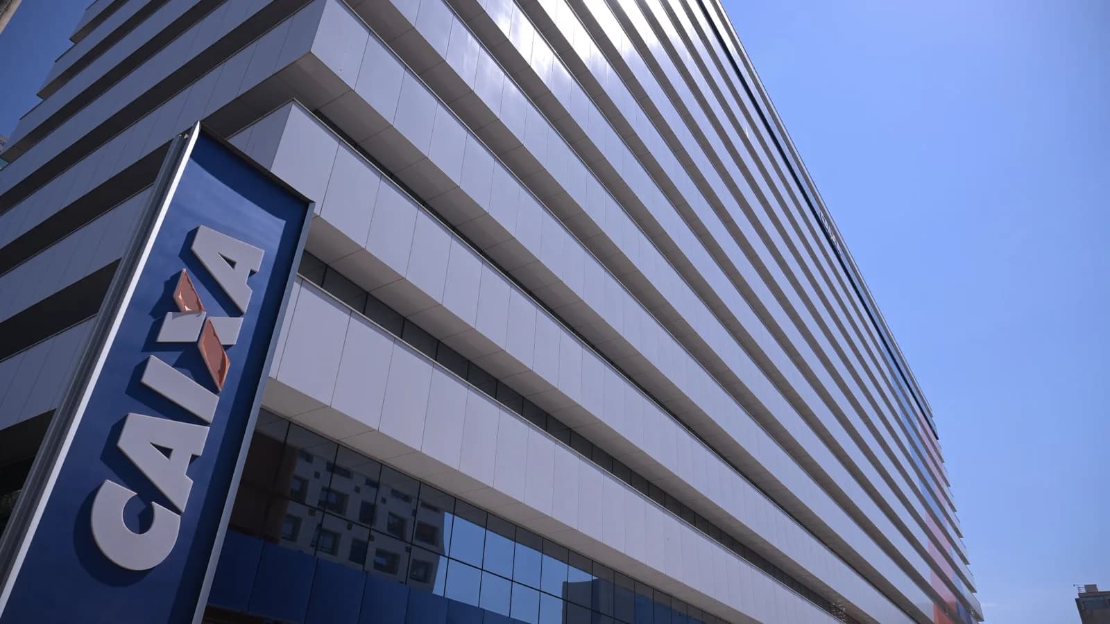 Fachada do prédio da Caixa Econômica Federal em Brasília, com o logotipo do banco em destaque