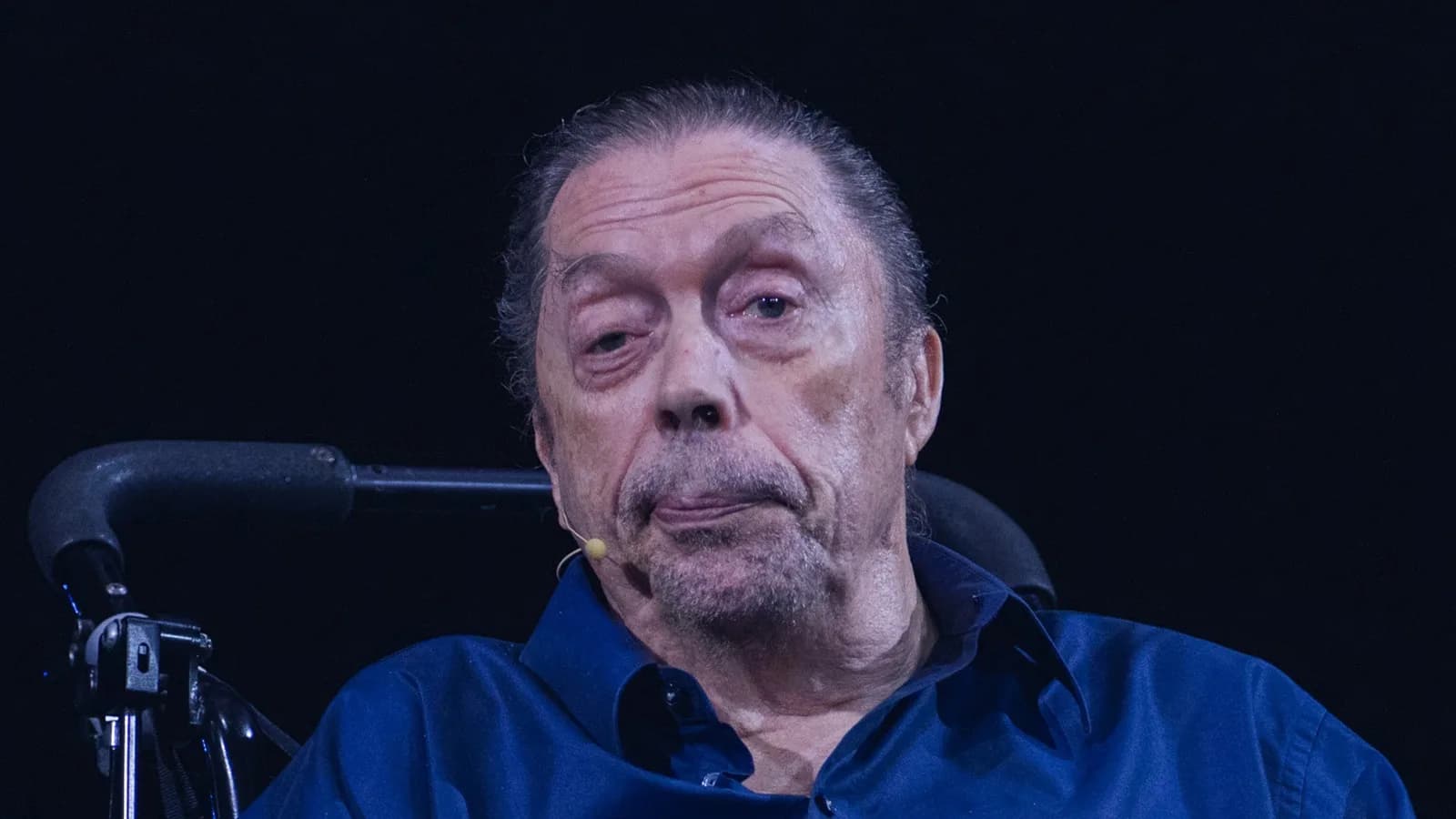 Tim Curry em cadeira de rodas durante evento em setembro de 2025