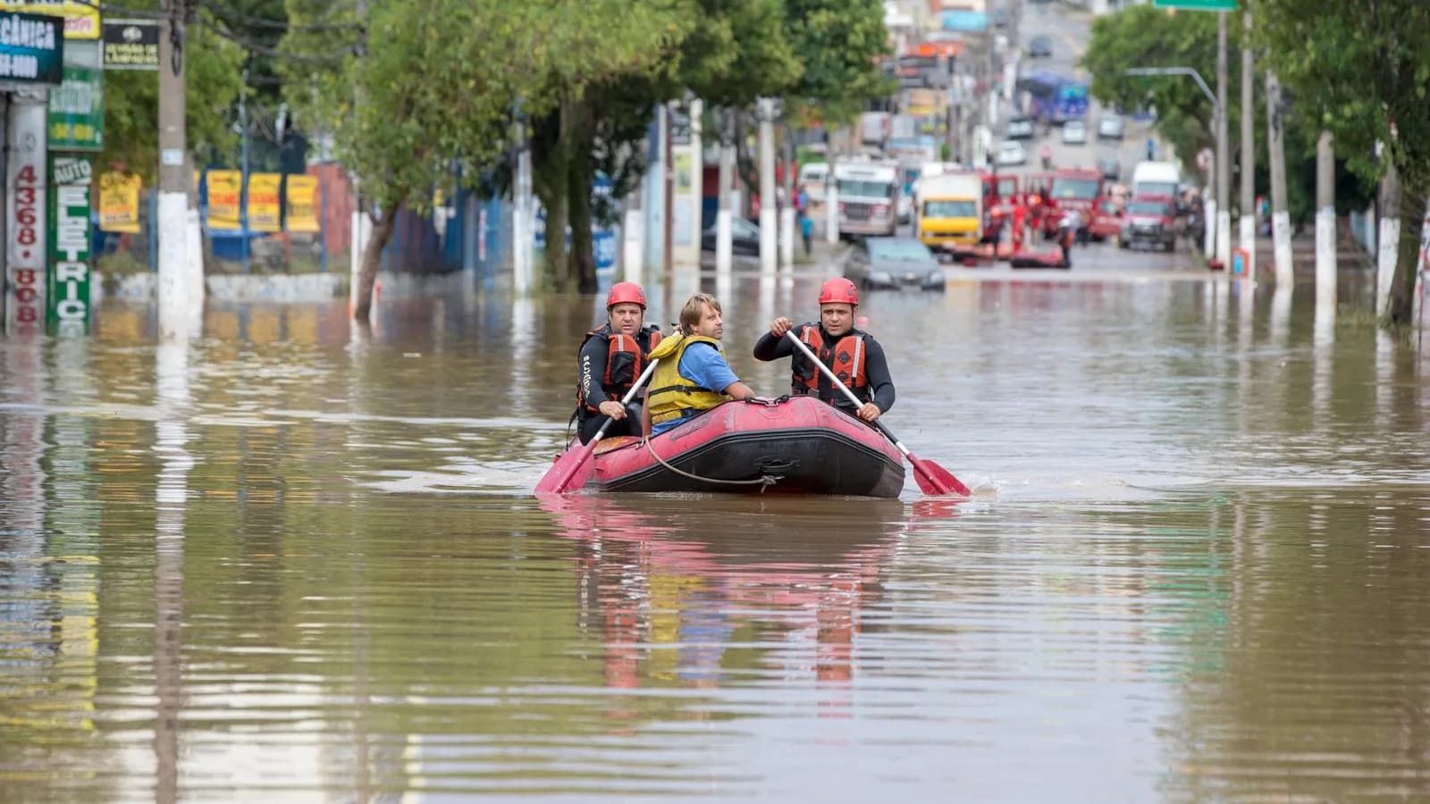 Bombeiros usam bote em rua alagada no ABC paulista em foto de arquivo