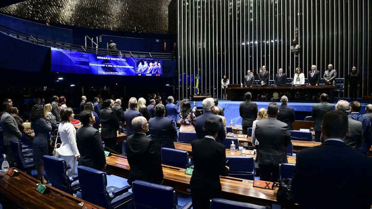 Plenário do Senado Federal lotado durante sessão especial em homenagem ao Dia do Contabilista, com parlamentares e convidados em pé