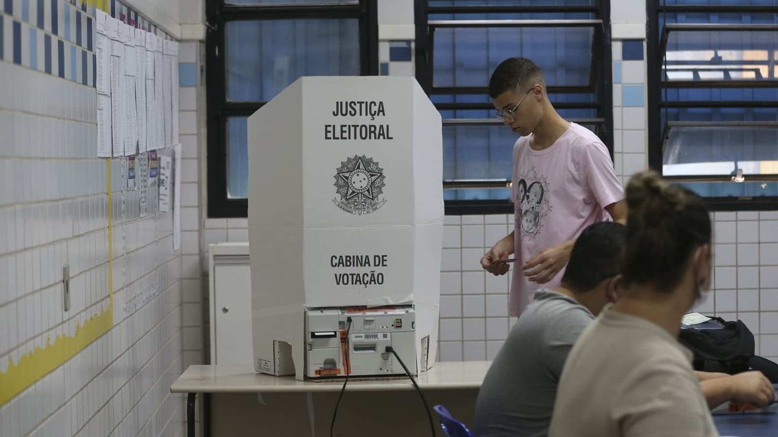 Cabine de votação da Justiça Eleitoral com urna eletrônica e eleitor, imagem de arquivo de eleição anterior