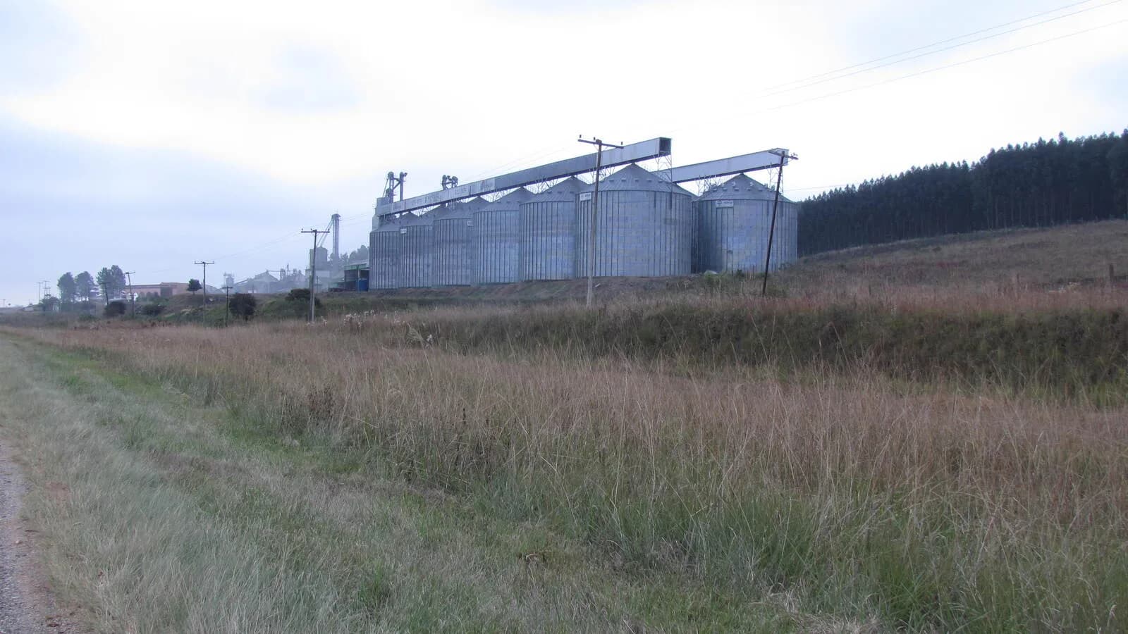 Silos de armazenagem de grãos em propriedade rural no Brasil