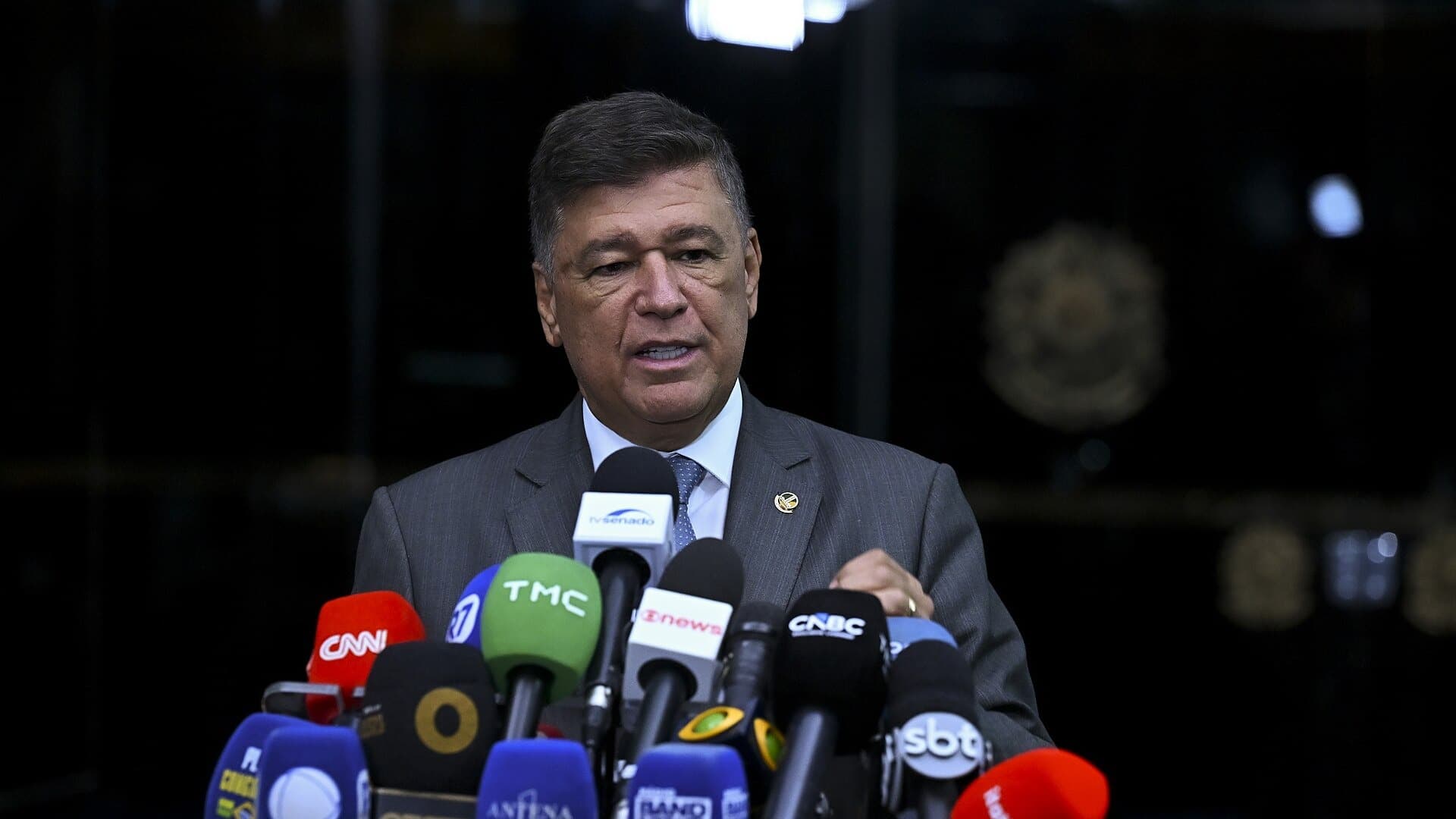 O senador Carlos Viana concede entrevista diante de um conjunto de microfones no Senado Federal, em Brasília, em fevereiro de 2026. Foto de arquivo