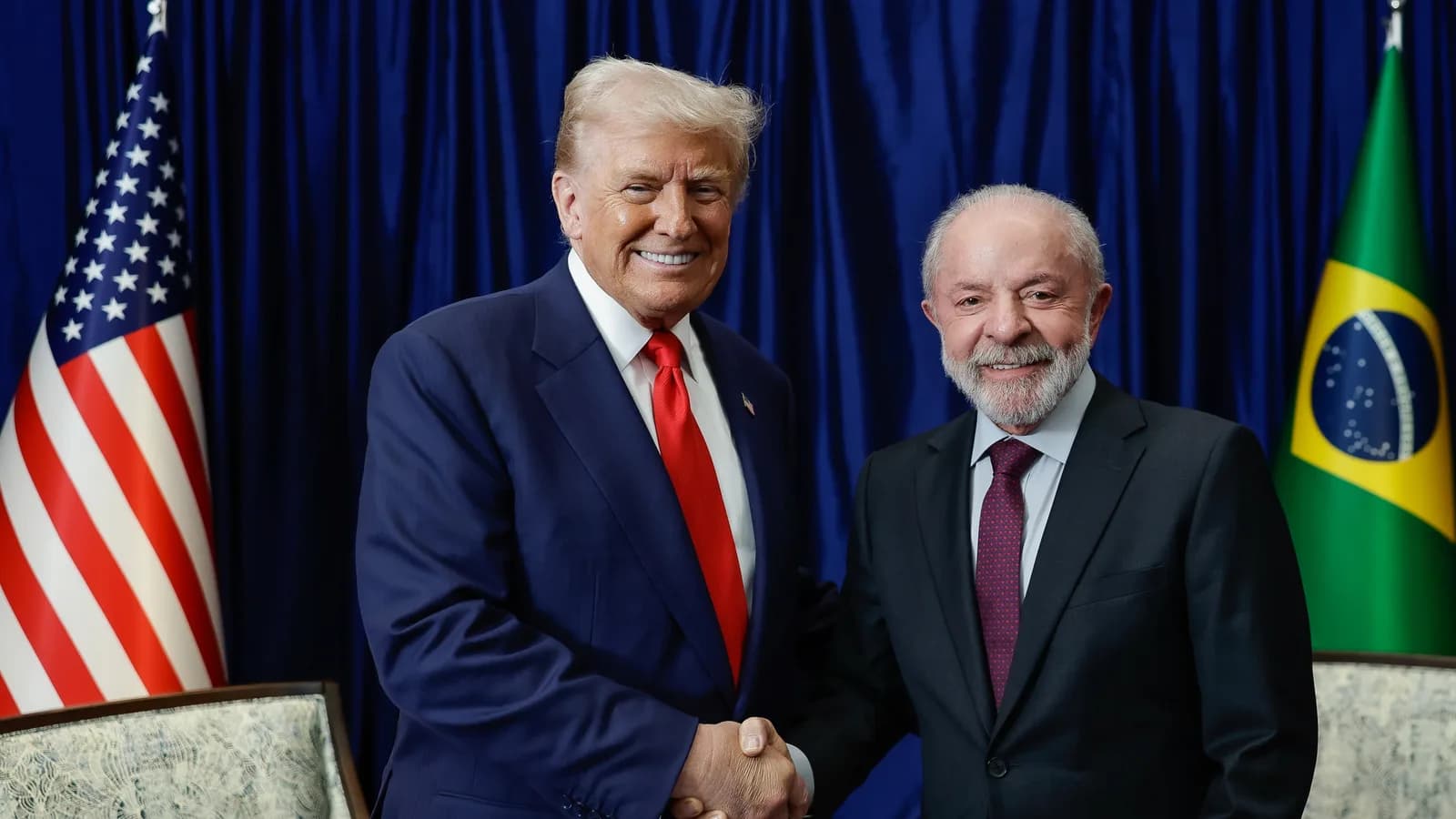 Donald Trump e Lula apertam as mãos durante encontro na Cúpula da Asean