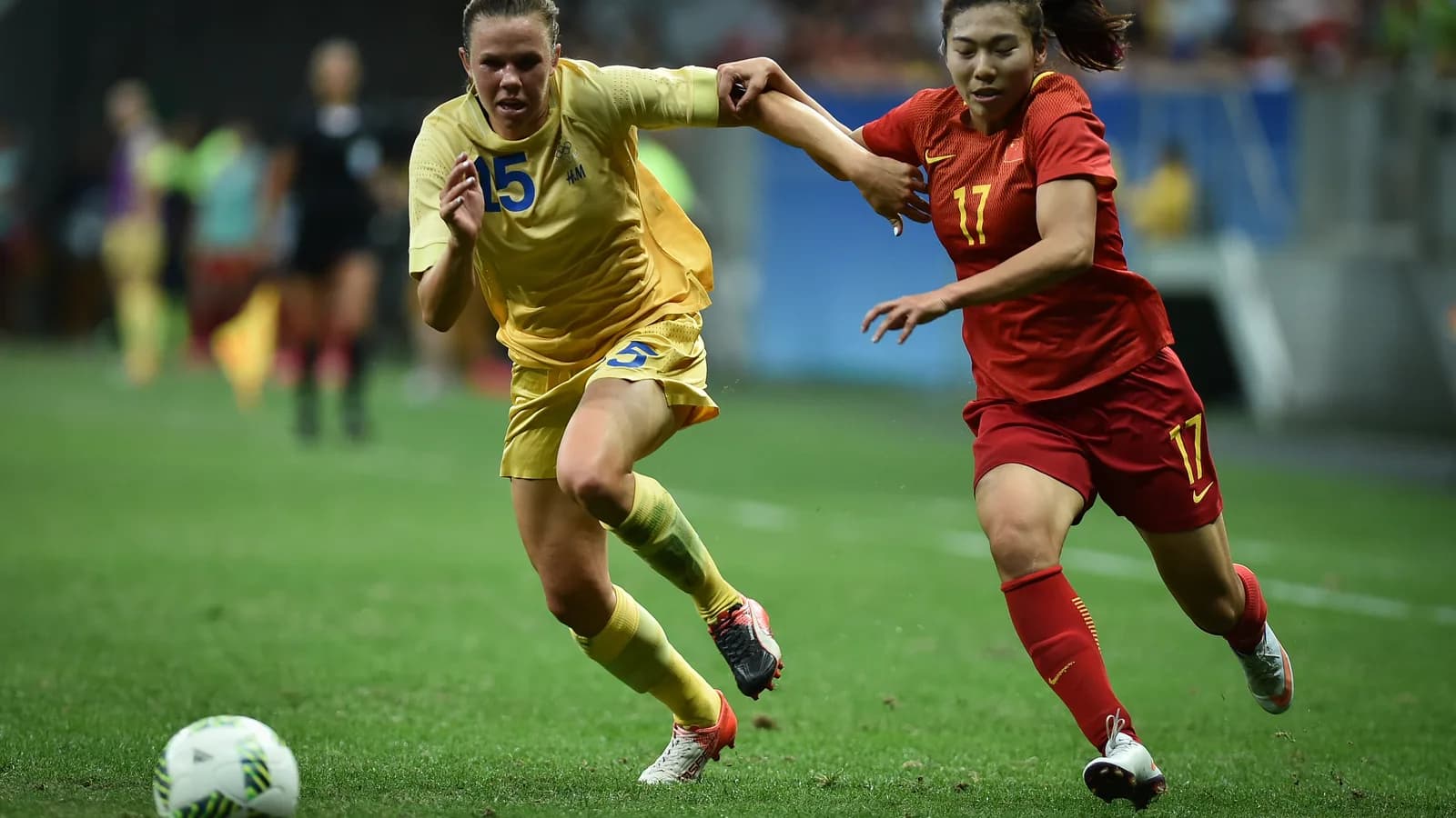 Duas jogadoras disputam bola em partida de futebol feminino, em foto de arquivo.