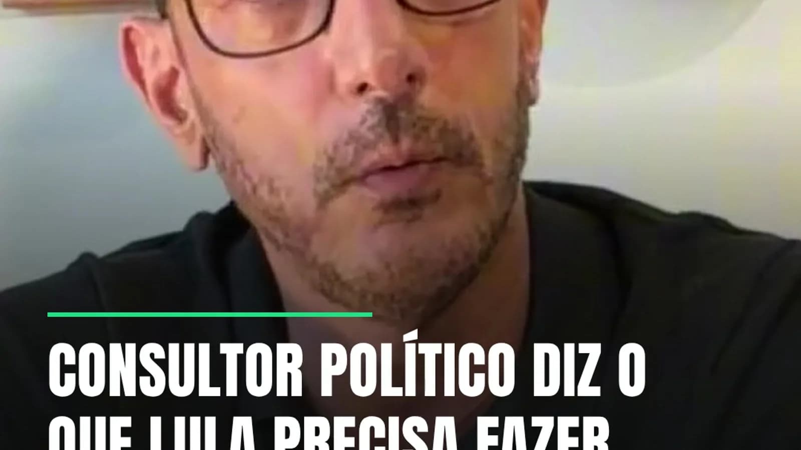 Abel Lumer, de óculos e camiseta preta, fala em entrevista sobre a disputa do segundo turno
