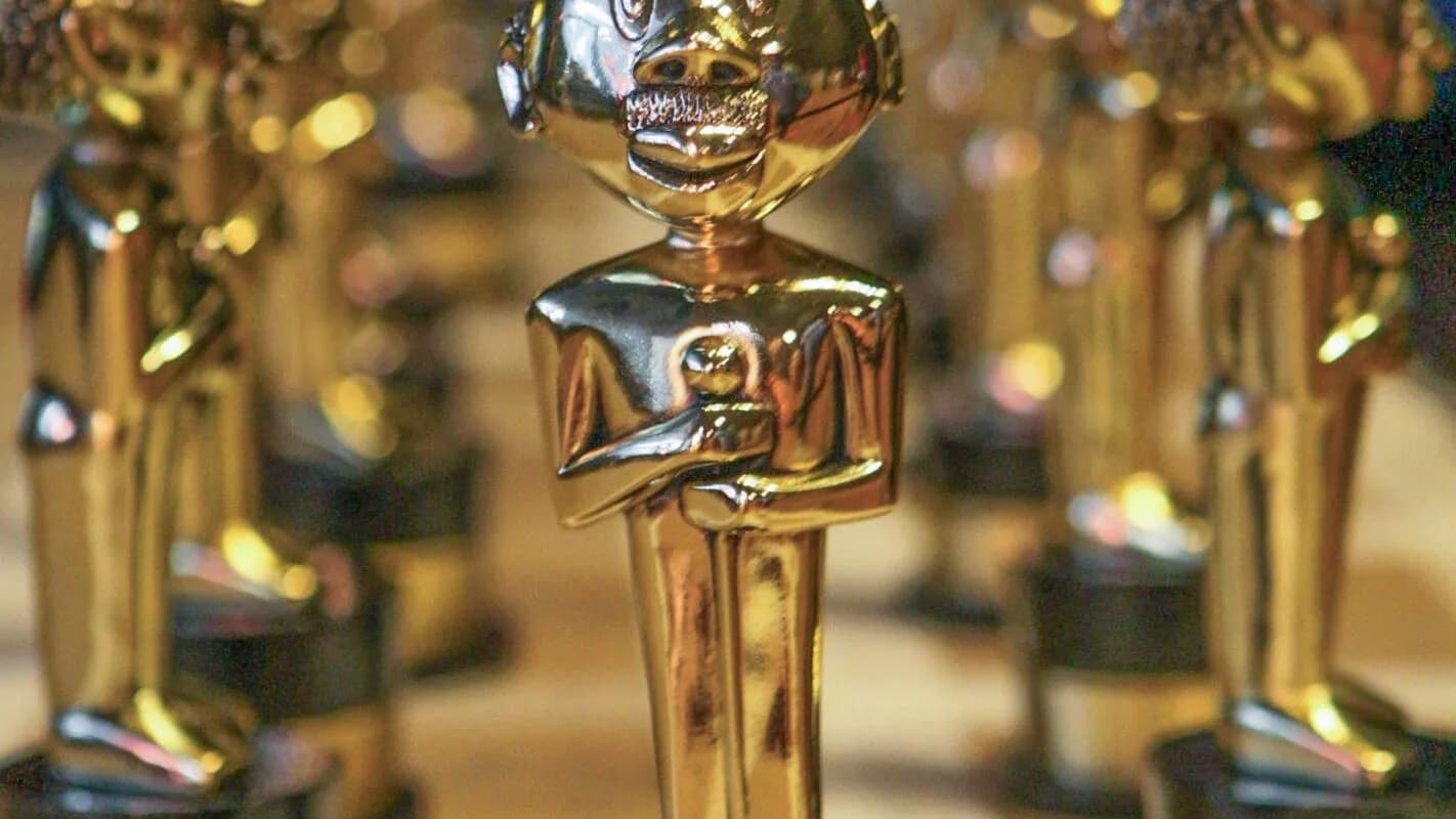 Troféus dourados do Prêmio Grande Otelo expostos lado a lado