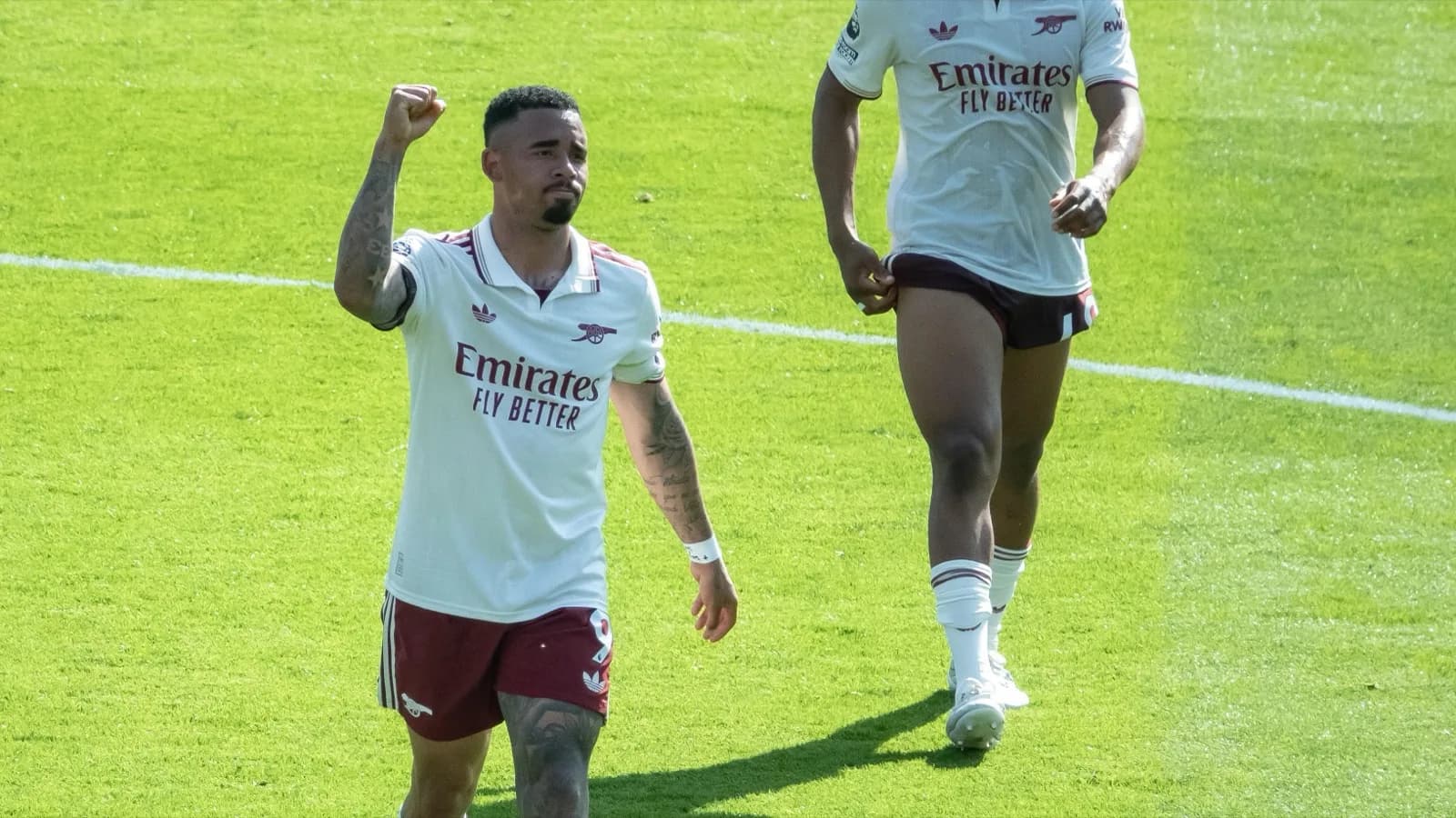 Gabriel Jesus comemora com o punho erguido usando a camisa do Arsenal