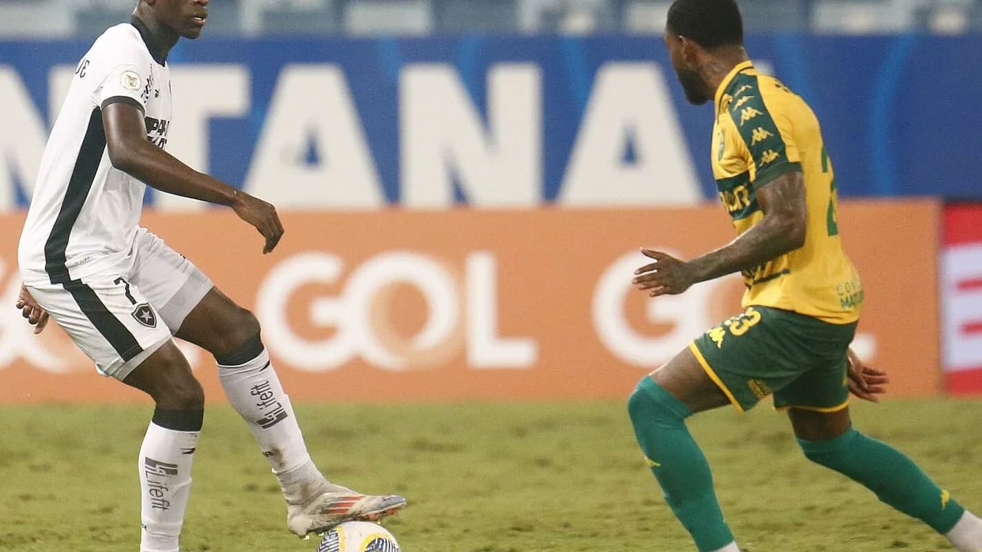Jogador do Botafogo conduz a bola em partida do Brasileirão