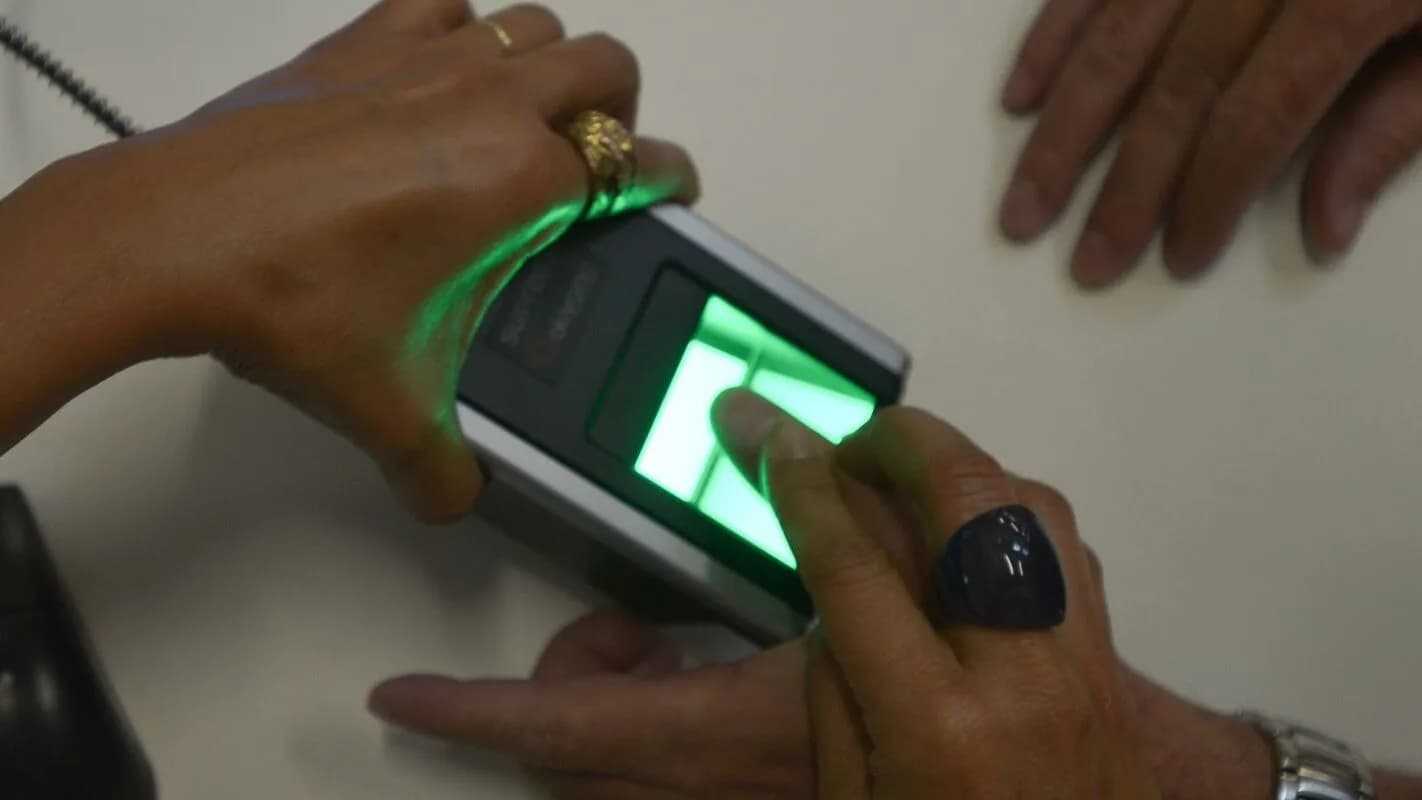 Coleta de biometria digital de eleitor em cartório eleitoral, foto de arquivo