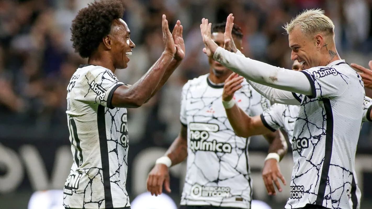 Jogadores do Corinthians comemoram gol em uniforme branco, em foto de arquivo